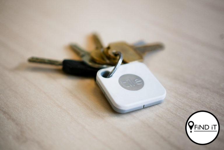 Vrou vind 'tile tracker’ in handsak