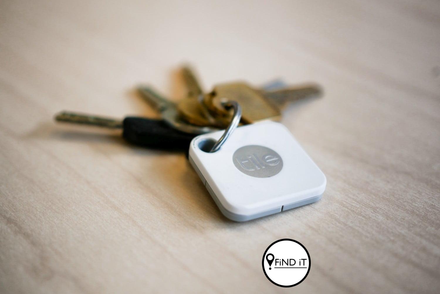 Vrou vind 'tile tracker’ in handsak