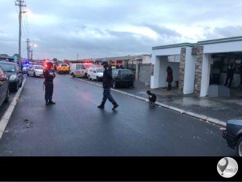 Gewapende verdagtes brand los op sewe mans, vyf dood