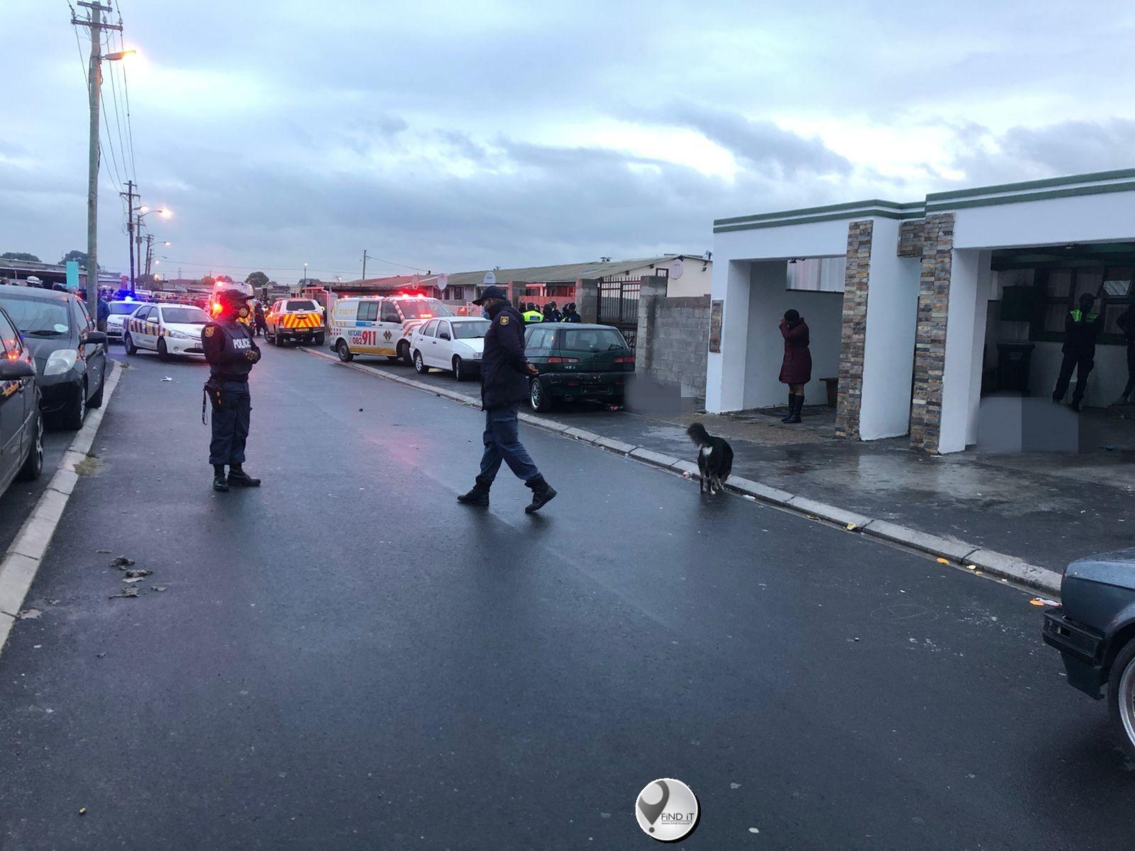 Gewapende verdagtes brand los op sewe mans, vyf dood