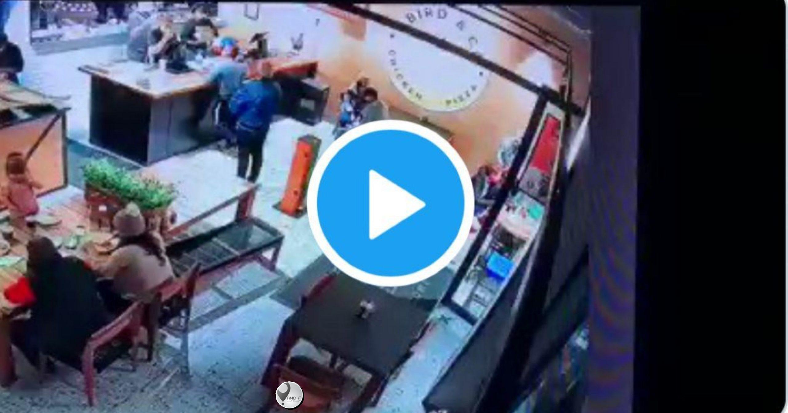 KYK! Klant slaan ‘dief’ wat vrou se besittings in restaurant probeer steel