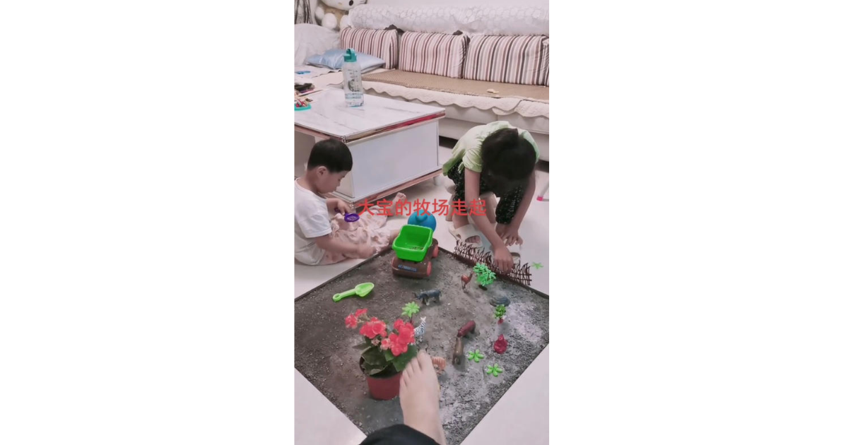 Mum lifts up floor tiles so 2 kids have a makeshift sandpit