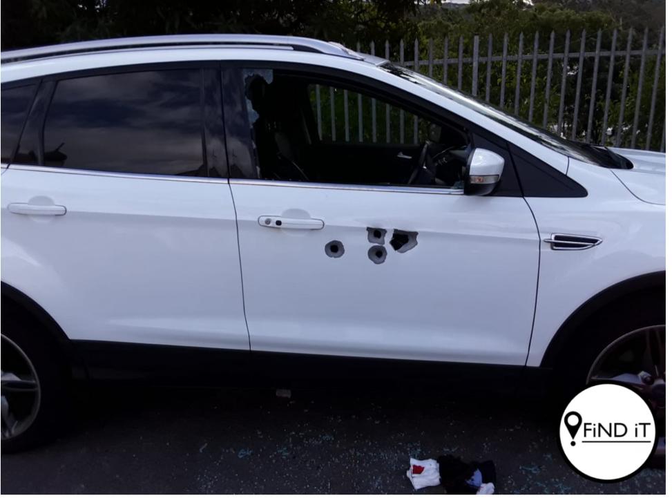 Man vier keer in sy motor voor moskee geskiet