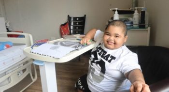 Seuntjie met ‘popcorn-longe’ na 3 jaar in hospitaal ontslaan