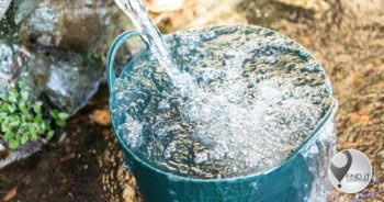 Eenjarige verdrink in emmer water terwyl ouers glo gaan drink