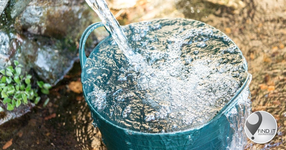 Eenjarige verdrink in emmer water terwyl ouers glo gaan drink