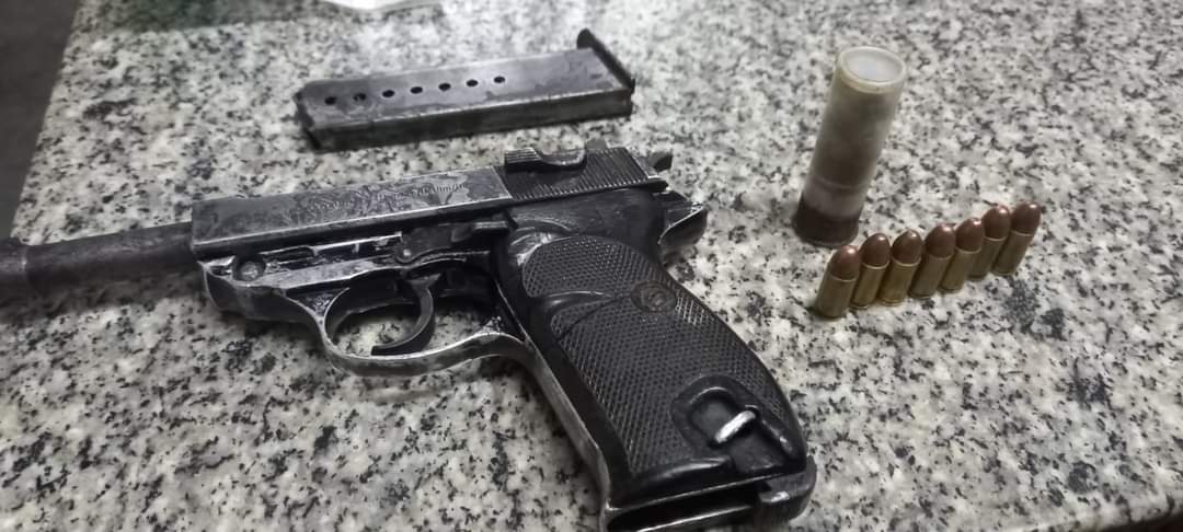 Man in hegtenis oor onwettige besit van vuurwapen (Foto: South African Police Service, Facebook)