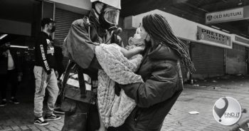 KYK!: Hartroerende foto’s van mense wat uit brandende gebou gered word