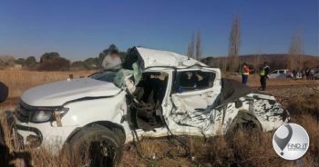 Man dood toe trein en bakkie bots