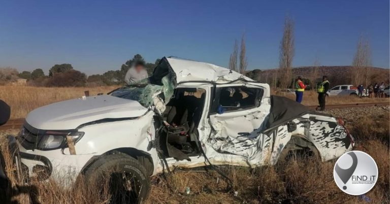Man dood toe trein en bakkie bots