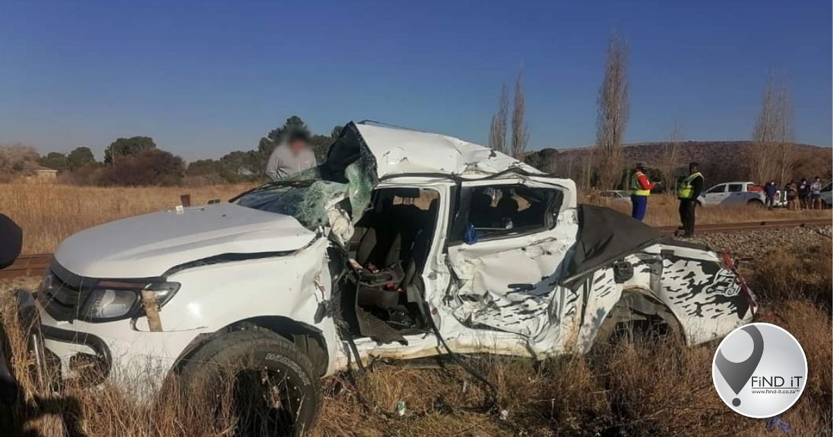 Man dood toe trein en bakkie bots