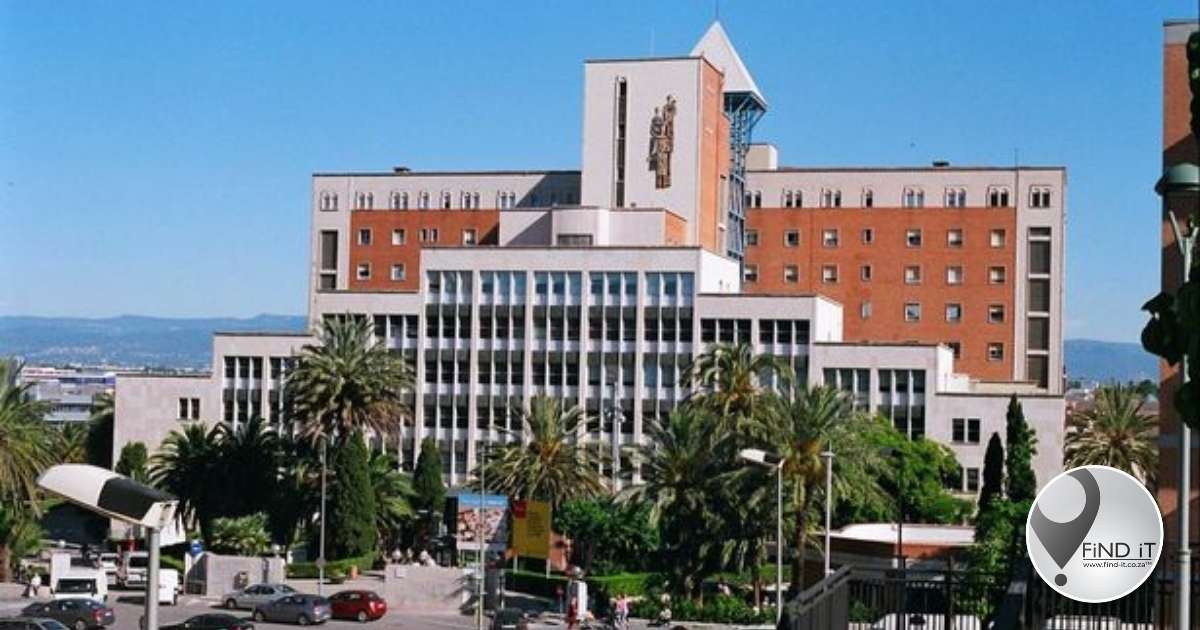 Tiener krap glo hotelwerker se oë tydens vakansie uit