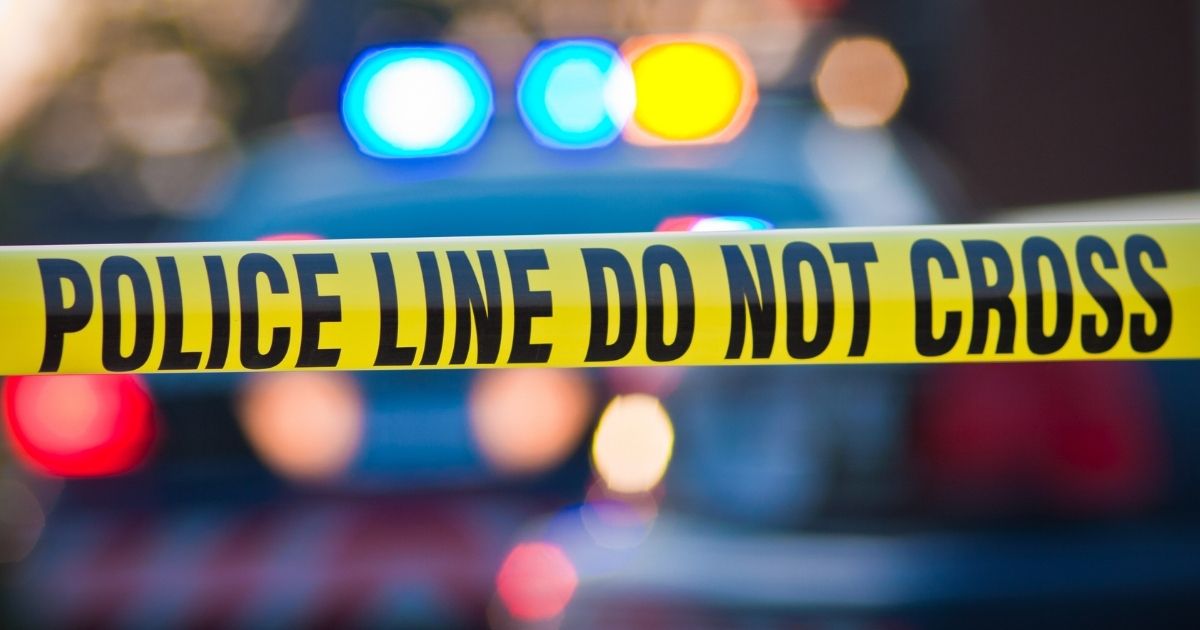 Vrou onder motor gesleep toe bestuurder van kapers vlug