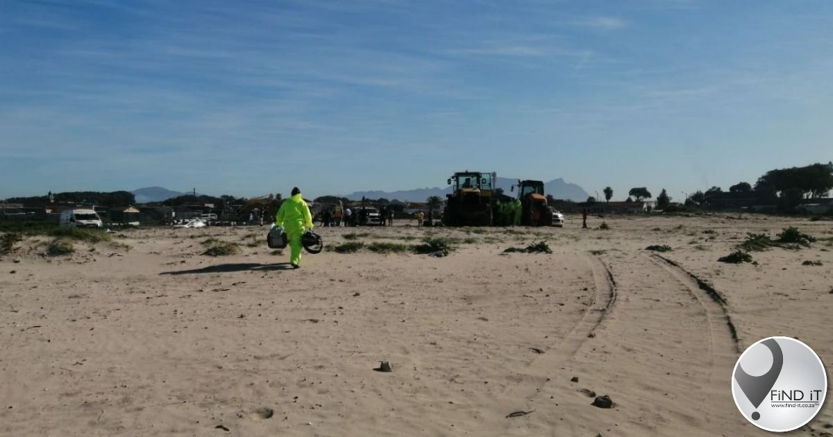 Konstruksiewerker tydens sy etenstyd geskiet