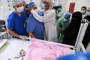 Baba suksesvol van haar parasitiese tweeling geskei (Foto: The Straits Times)