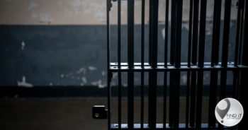 Die verkragting verdagte wat selfmoord gepleeg het, is in 'n knielende posisie gevind