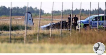 Ligte vliegtuig met valskermspringers stort neer, nege dood