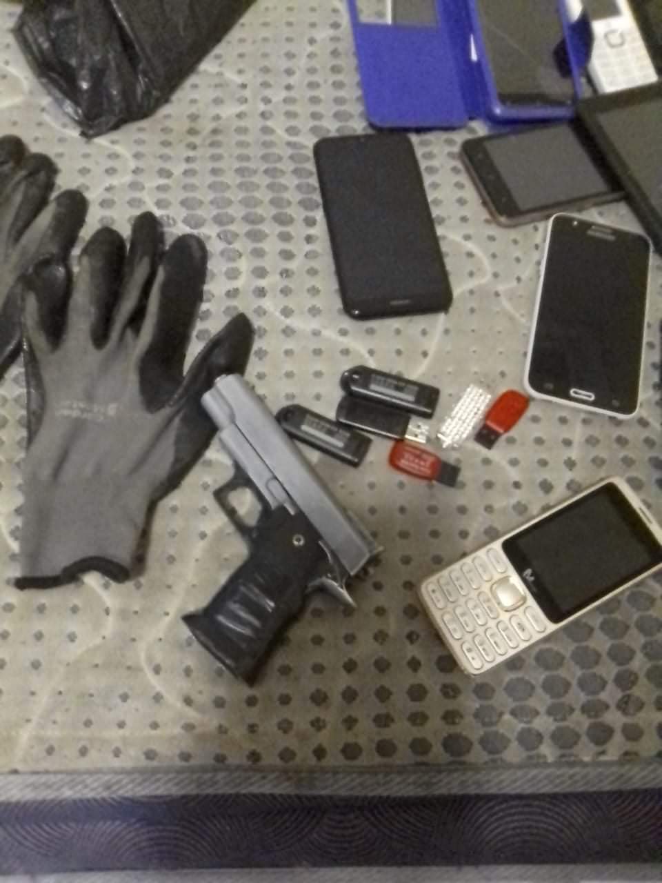 Polisie konfiskeer verskeie gesteelde items