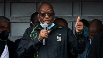 Zuma se eerste nag agter tralies (Foto: France 24)