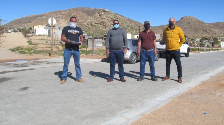 7de Laan. Zihaadt “Hangkas” Cloete (l) staan langs Riaan Cloete.