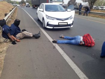 Die polisie het inligting ontvang van 'n wit Toyota Corolla op die R21 met verdagtes wat soos polisiebeamptes aangetrek is.