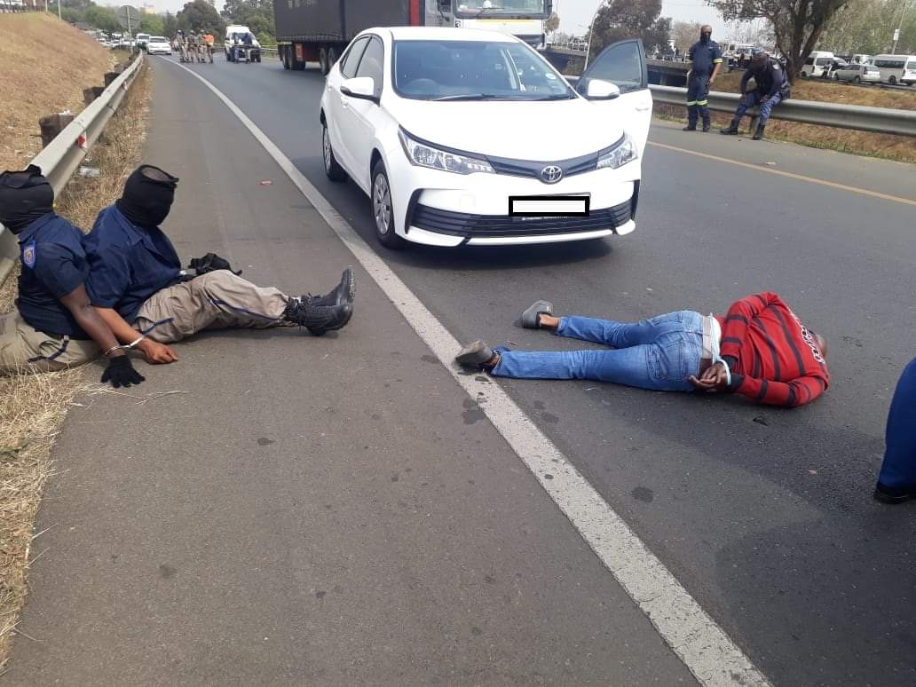Die polisie het inligting ontvang van 'n wit Toyota Corolla op die R21 met verdagtes wat soos polisiebeamptes aangetrek is.