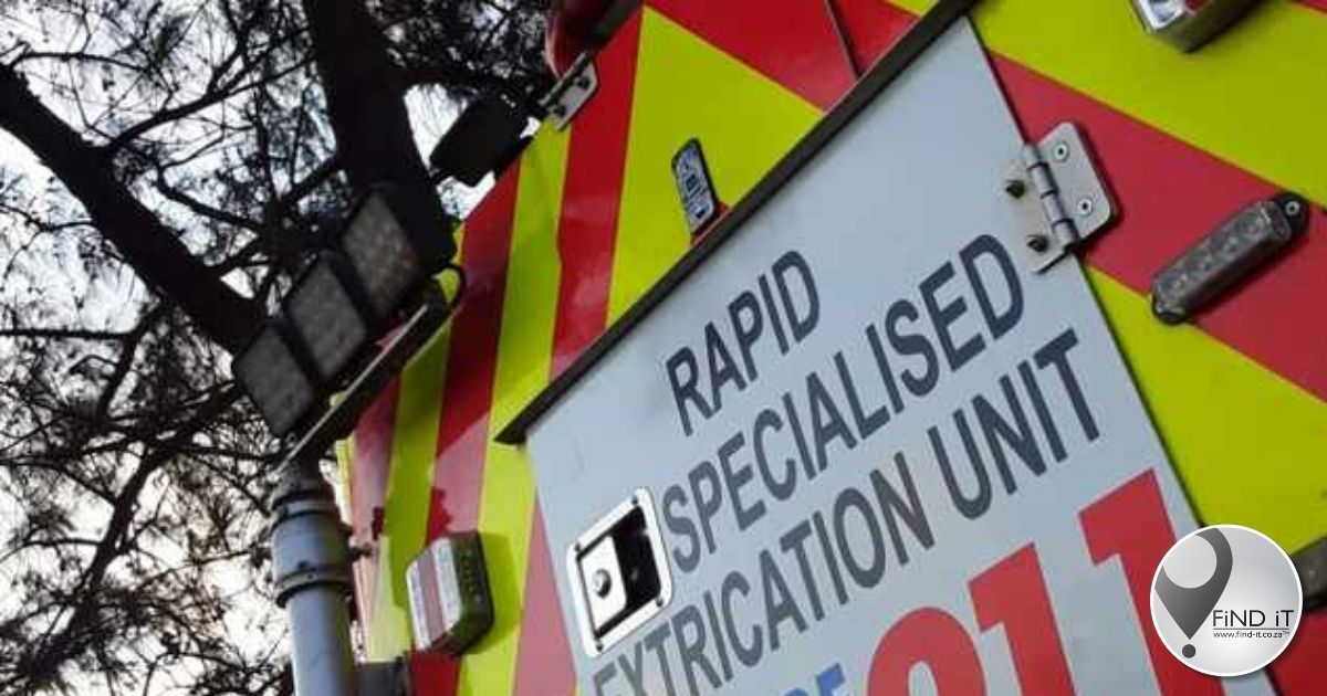 'n Vrou ongeveer 15 meter uit 'n boom geval het en op die asfalt daaronder beland.