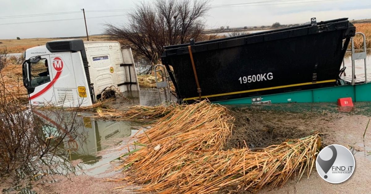 Vragmotorbestuurder gered toe trok in water beland
