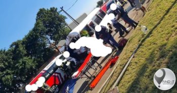 Vragmotor en bussie wat jong leerders vervoer bots, twee dood