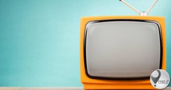Familie kyk TV, vermeende rowers bars deur glasdeur
