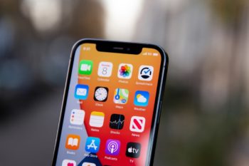 Ma (46) skiet glo haar seun dood tydens bakleiery oor selfoon (Foto: Unsplash)