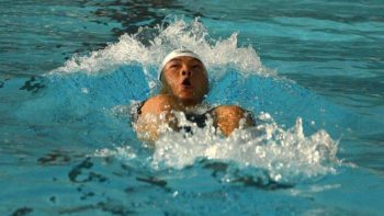 Swemmer sonder arms breek eie wêreldrekord (Foto: Sports China, Facebook)
