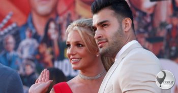 Britney Spears spog met verloofring