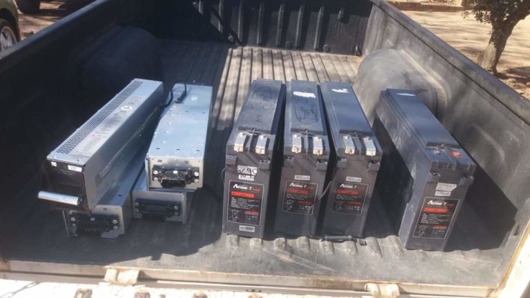 Polisie neem twee in hegtenis oor toringbatterye (Foto: The South African Police Service, Facebook)