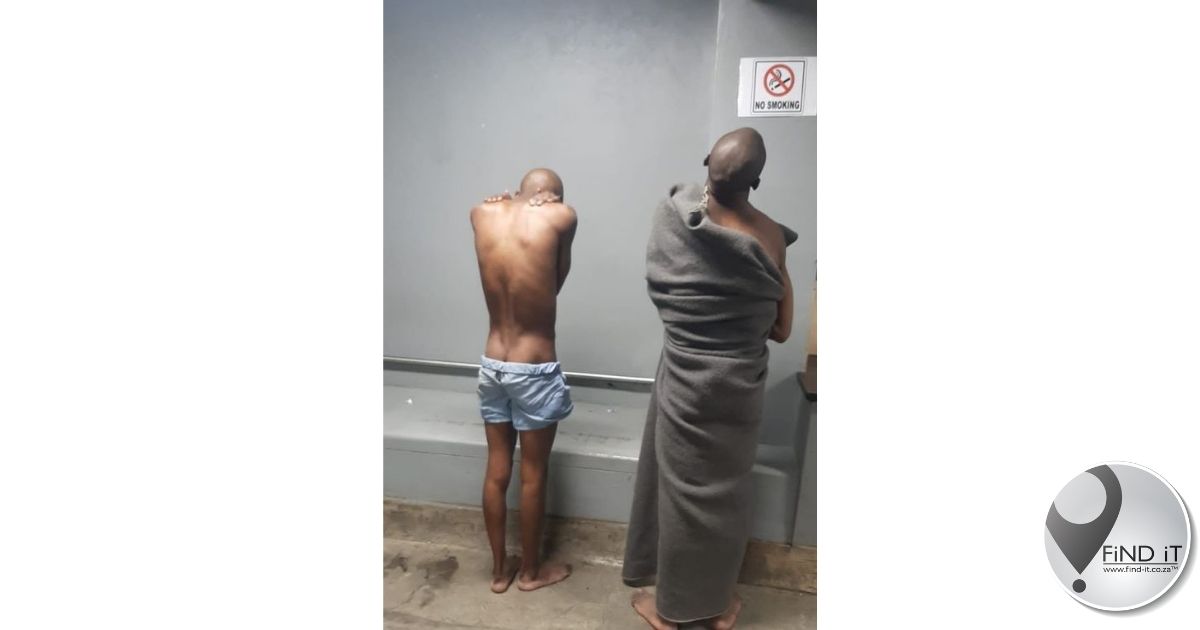 Die beamptes het vasgestel die twee insittendes van die bakkie is gevangenes wat ontsnap het uit die Leeuwkop-gevangenis, waar hulle vonnisse van tien jaar en dertig jaar vir moord uitdien.