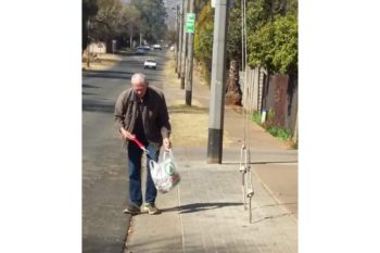 Bejaarde Pta-man tel self vullis op (Foto: Jakkie van der Colff, Facebook)