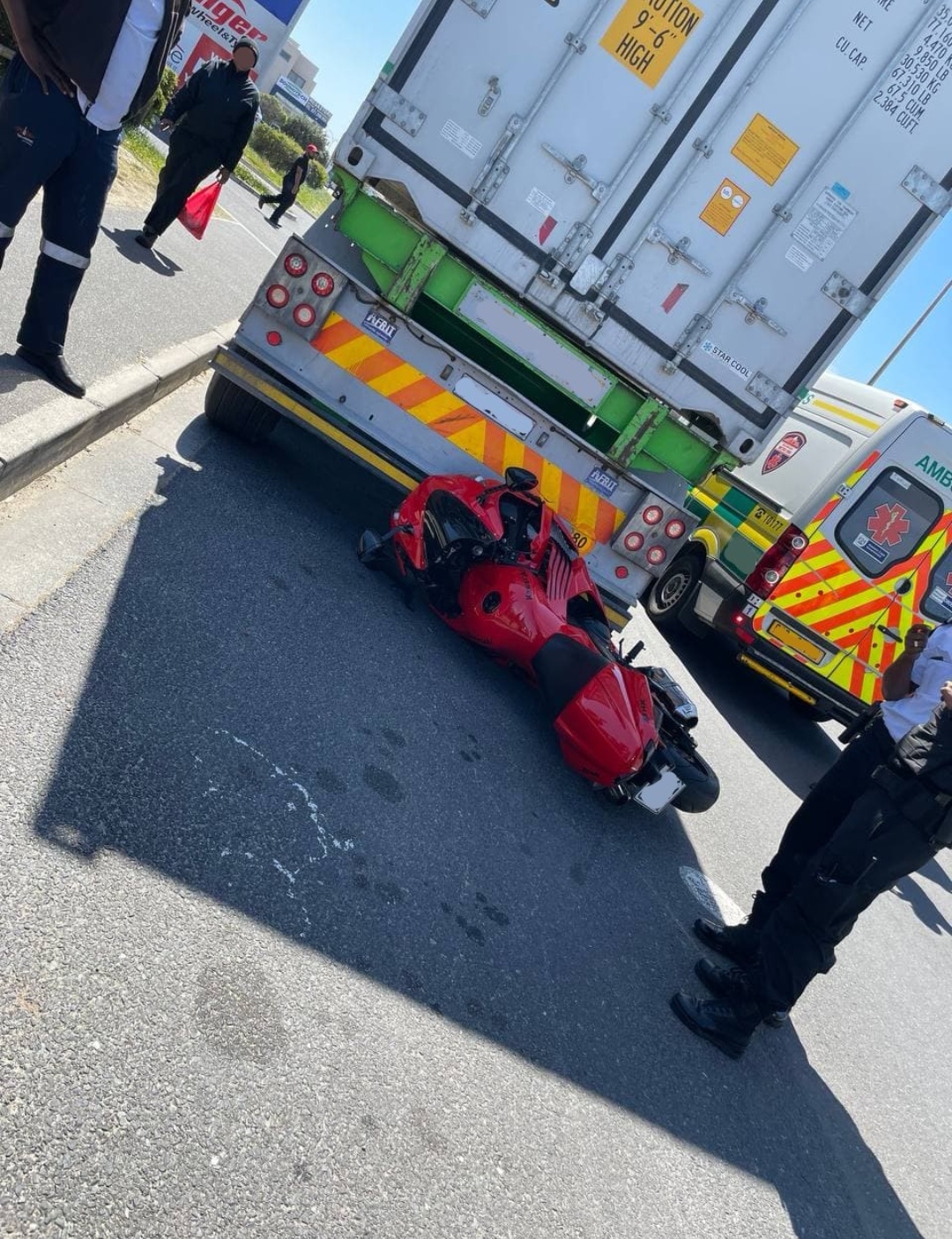 Botsing tussen motorfiets en vragmotor (Foto: Shawn Herbst)