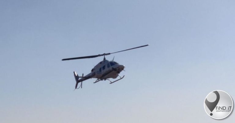 Brandweerman per helikopter vervoer na brand by natuurreservaat