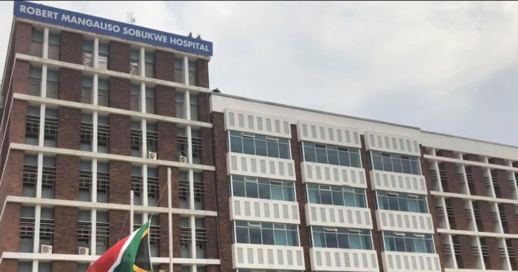Dokters en pasiënt by Robert Mangaliso Sobukwe-hospitaal gesteek