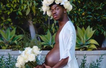 Lil Nas X deel "swangerskapfoto's" (Foto: Yahoo)