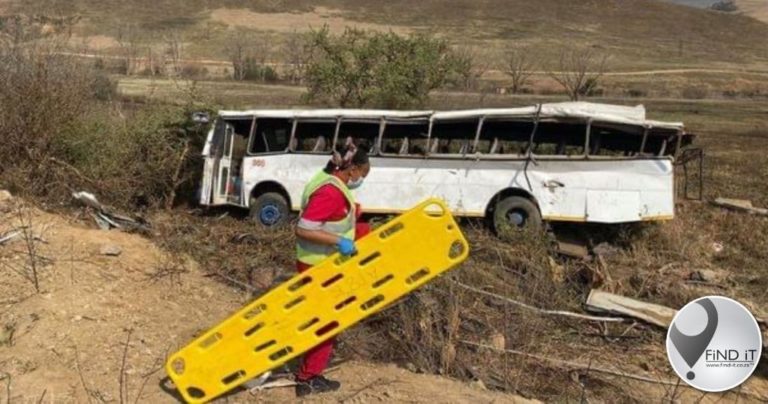 74 beseer toe bus met kerkgangers pad verlaat