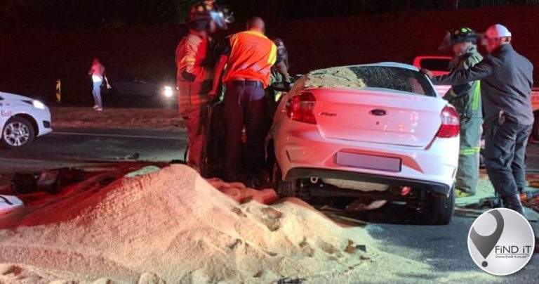 Ses mense, waaronder drie kinders, na vragmotor glo U-draai maak