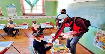 Laerskoolleerders by Garies ontvang pennestelletjies