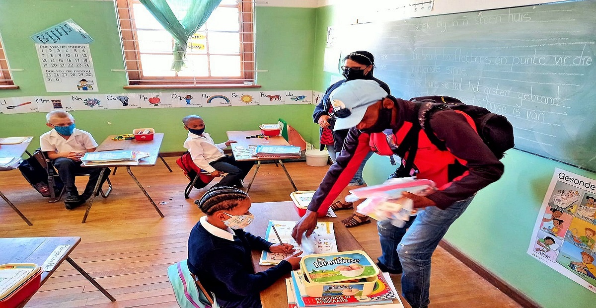 Laerskoolleerders by Garies ontvang pennestelletjies