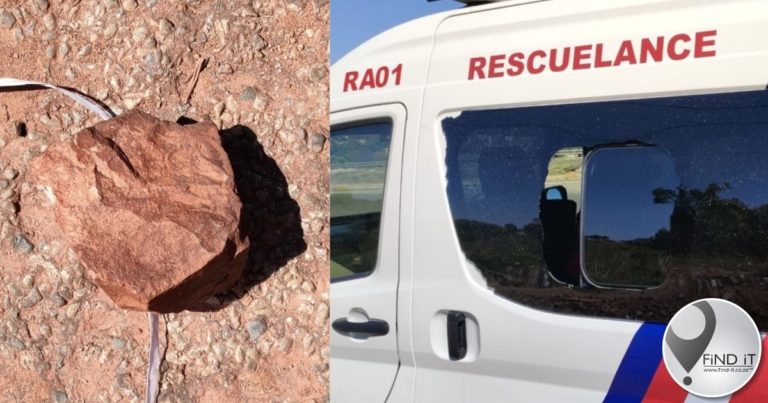 Twee paramedici hou kop toe groot klip ambulansruit breek
