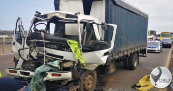 Reddingskake na botsing gebruik om mans uit vragmotors te bevry