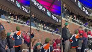 Donald Trump gooi bal wat seun per ongeluk teen die kop tref (Foto: Archy Worldys)