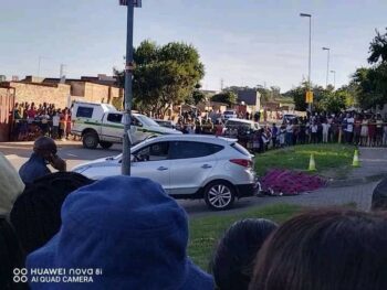 Onderhoof by skool se hek doodgeskiet (Foto: Dr. Daniel Marven, Twitter)