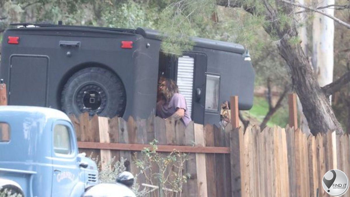 Jason Mamoa woon glo in bussie in vriend se tuin