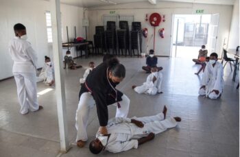 Polisiekaptein gee gratis karatelesse vir kinders (Foto: Ashraf Hendricks, Good Things Guy)